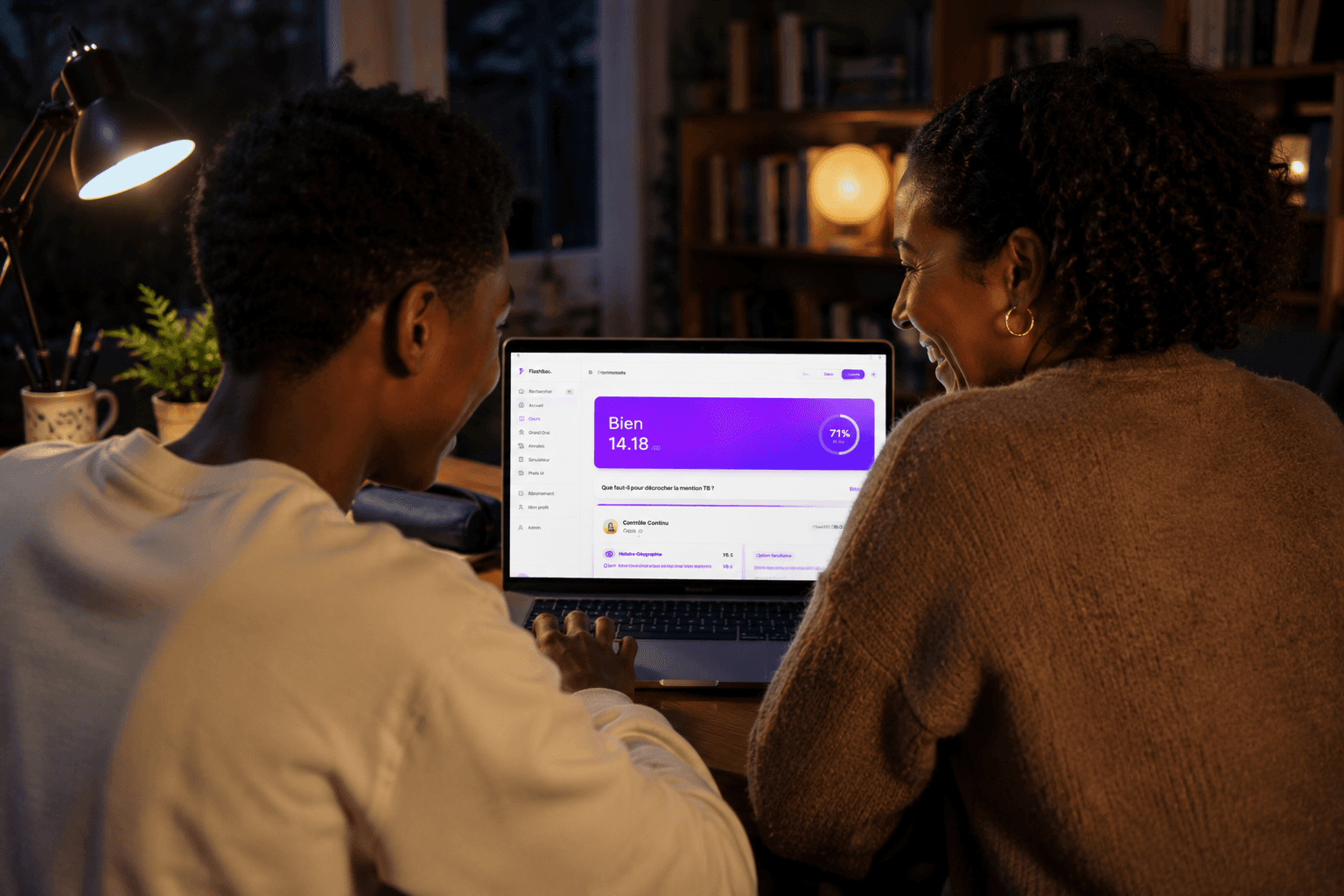 Mère et son fils ado qui rient devant le simulateur FlashBac, qui affiche Bien 14.18/20