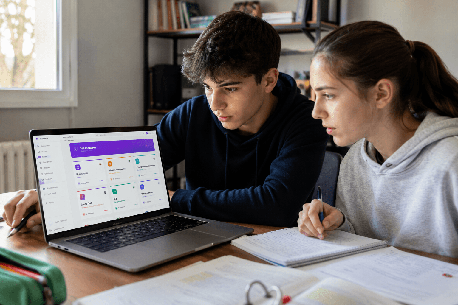 Élève qui prend des notes manuscrites en révisant avec FlashBac, dashboard 'Tes matières' visible